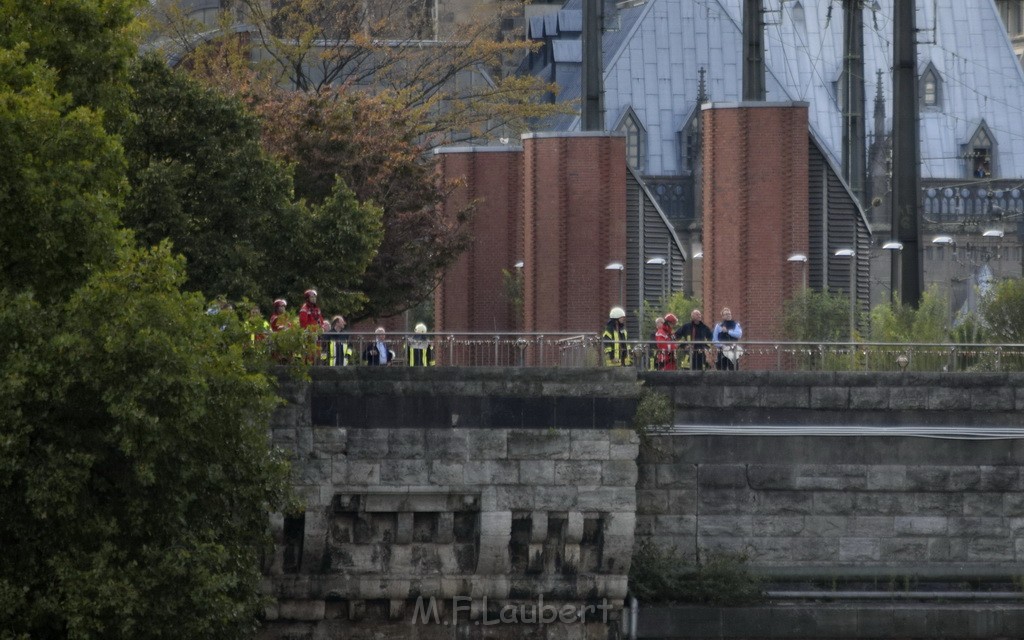 PSpringt kein Suizid Brueckenspringer Koeln Hohenzollernbruecke P063.JPG - Miklos Laubert